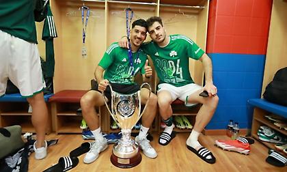 «Πράσινο» πάρτι στα αποδυτήρια του Πανθεσσαλικού με πρωταγωνιστές το Κύπελλο και τους παίκτες του Παναθηναϊκού!