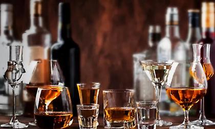 Στο νοσοκομείο 13χρονος από υπερβολική κατανάλωση αλκοόλ σε μπαρ της Ναυπάκτου - Τρεις συλλήψεις