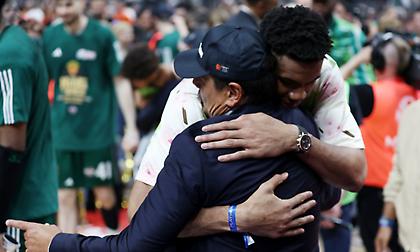 Η αγκαλιά του Γιάννη Αντετοκούνμπο με τον Αταμάν μετά το 7ο αστέρι του Παναθηναϊκού AKTOR!