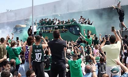 Η έκσταση των παικτών και η στιγμή της συνάντησης με τους οπαδούς: Το video του Παναθηναϊκού πάνω από το πούλμαν!