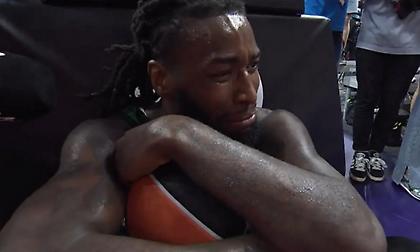 Συγκλονιστικές εικόνες στην Uber Arena με Λεσόρ, Παπαπέτρου και άλλους παίκτες του Παναθηναϊκού να κλαίνε με λυγμούς!