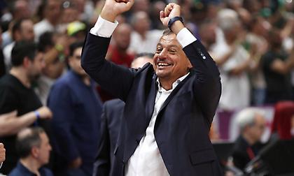 Οι δύο ξεχωριστές πόζες του Αταμάν με την τρίτη του Ευρωλίγκα