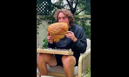 «Το γαλλικό πρωινό τα... σπάει»: Ο Τσιτσιπάς τρώει το μεγαλύτερο κρουασάν που έχεις δει ποτέ!