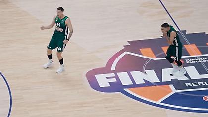 Η στιγμή που το πίστεψαν όλοι: Η συγκλονιστική αντίδραση του Σλούκα για το 7ο του Παναθηναϊκού! (video)