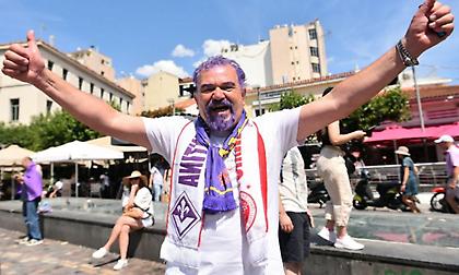 Οπαδοί του Ολυμπιακού και της Φιορεντίνα τραγουδούν συνθήματα στο Θησείο πριν μεταβούν στην OPAP Arena!