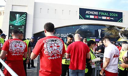 «Εξαφάνισαν» όλα τα γκράφιτι της ΑΕΚ με αυτοκόλλητα οι οπαδοί του Ολυμπιακού