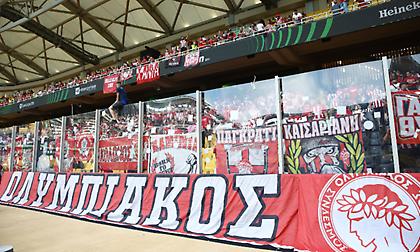 Κοκκινίζει η OPAP Arena: Τοποθετήθηκαν τα ερυθρόλευκα πανό, γεμίζει το πέταλο των Πειραιωτών!
