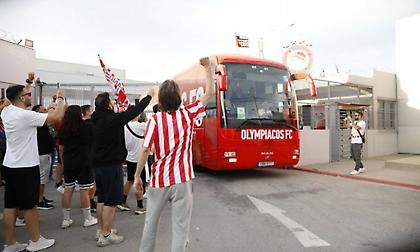 Φίλοι του Ολυμπιακού βρέθηκαν στου Ρέντη για να ξεπροβοδίσουν την «ερυθρόλευκη» αποστολή