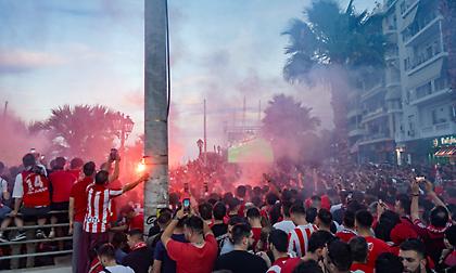 Ερυθρόλευκη λαοθάλασσα και στη Μαρίνα Ζέας για τον τελικό του Conference League!