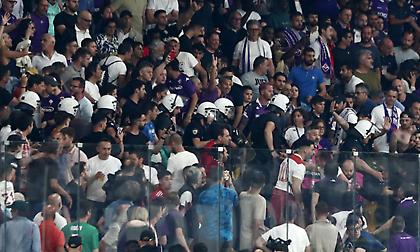 Ένταση στην εξέδρα της Φιορεντίνα με φίλους του Ολυμπιακού - Παρενέβησαν οι Αρχές και οι παίκτες των «βιόλα»