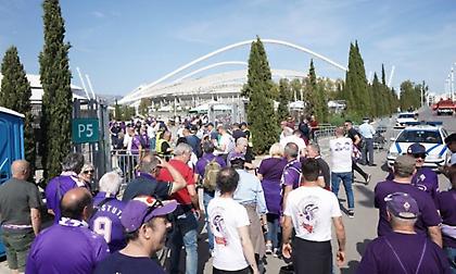 Στο ΟΑΚΑ οι οπαδοί της Φιορεντίνα, έτοιμοι να μεταβούν στην OPAP Arena για τον τελικό με τον Ολυμπιακό