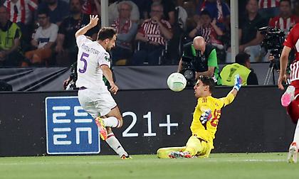 Δίλεπτη πολιορκία της Φιορεντίνα στην άμυνα του Ολυμπιακού, αρνήθηκε το γκολ στον Μποναβεντούρα ο Τζολάκης