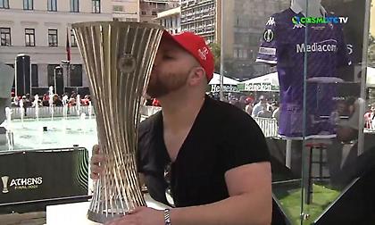 «Ερυθρόλευκη» τρέλα: Φίλαθλος του Ολυμπιακού φίλησε το τρόπαιο του Conference League!