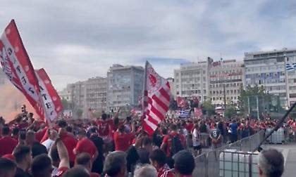 Γέμισε με χιλιάδες οπαδούς του Ολυμπιακού η πλατεία Κοραή!