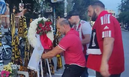 Η Θύρα 7 άφησε στεφάνι στο σημείο του Μιχάλη Κατσούρη