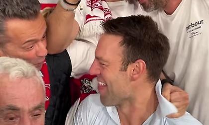 Εκστασιασμένος φίλος του Ολυμπιακού πήρε κεφαλοκλείδωμα τον Κασσελάκη στο γκολ: «Θα γίνεις πρωθυπουργός»