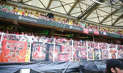 Κυνηγά νομικά όσους πόζαραν με καρεκλάκια η ΑΕΚ: Ζητά αποζημιώσεις και αποβολή τους από τα γήπεδα