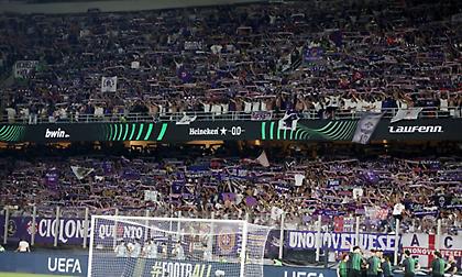 «Βγάλτε τις φανέλες»: Έξαλλοι οι οπαδοί της Φιορεντίνα μετά τον χαμένο τελικό από τον Ολυμπιακό