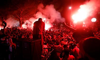 Φωτιά στην πλατεία Κοραή στο γκολ του Ολυμπιακού - «Κάηκε» ο Πειραιάς!