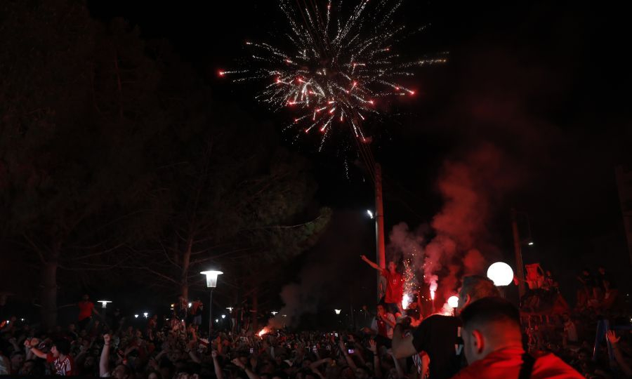 Ολυμπιακός: Έξαλλοι πανηγυρισμοί σε όλη την Ελλάδα για την κατάκτηση της ευρωπαϊκής κούπας