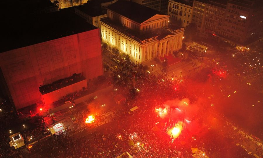 Ολυμπιακός: Έξαλλοι πανηγυρισμοί σε όλη την Ελλάδα για την κατάκτηση της ευρωπαϊκής κούπας