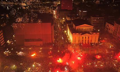 Ο Ολυμπιακός σήκωσε το ευρωπαϊκό - Live Streaming οι πανηγυρισμοί στον Πειραιά και την υπόλοιπη Ελλάδα