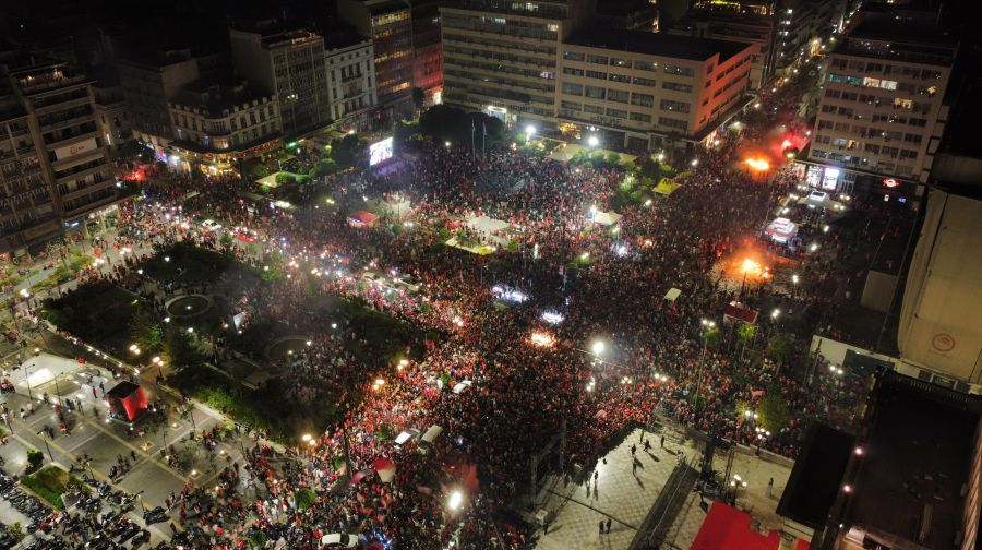 Ολυμπιακός: Έξαλλοι πανηγυρισμοί σε όλη την Ελλάδα για την κατάκτηση της ευρωπαϊκής κούπας