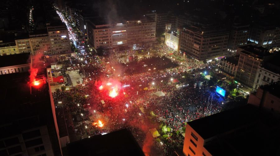 Ολυμπιακός: Έξαλλοι πανηγυρισμοί σε όλη την Ελλάδα για την κατάκτηση της ευρωπαϊκής κούπας