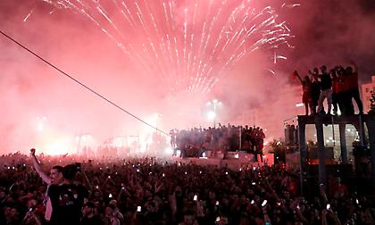 Ολονυχτία: Στη Νέα Φιλαδέλφεια διώροφο λεωφορείο για να πάρει τον Ολυμπιακό, τις πρώτες πρωινές ώρες στο Δημοτικό Θέατρο