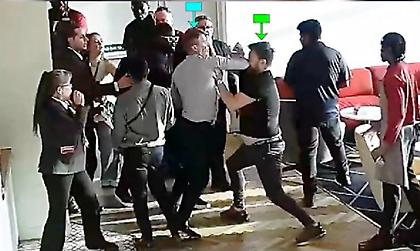 Βίντεο ντοκουμέντο απεικονίζει τον Ρόι Κιν να ρίχνει αγκωνιά σε οπαδό της Άρσεναλ!