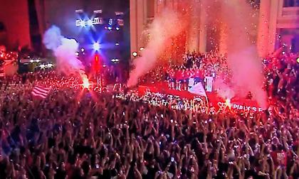 Πανζουρλισμός στο Δημοτικο Θέατρο Πειραιά για τον θριαμβευτή Ολυμπιακό!