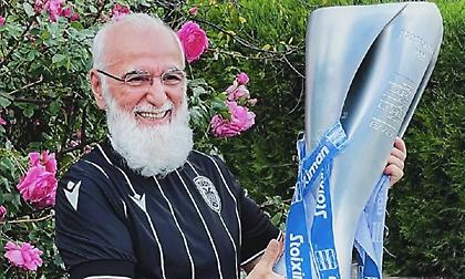 «Στην αγκαλιά του ανθρώπου που το πίστεψε πρώτος!»: Στον Ιβάν Σαββίδη η κούπα του πρωταθλητή ΠΑΟΚ