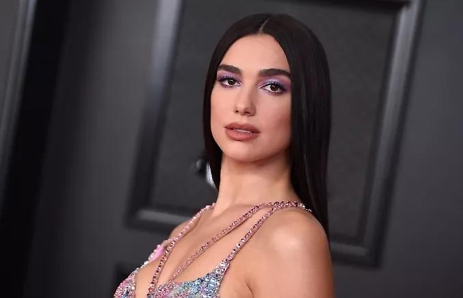 Η Dua Lipa καταδικάζει το Ισραήλ: «Το να καίμε παιδιά ζωντανά ποτέ δεν μπορεί να δικαιολογηθεί»