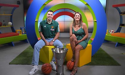 Ο Κώστας Σλούκας με το τρόπαιο της Euroleague στο ΟΠΑΠ GAME TIME