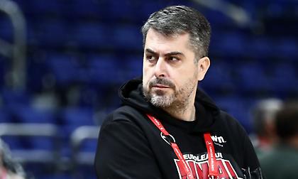 Ένταση μετά το τέλος του ματς Περιστέρι bwin-Ολυμπιακός: Φραστικό επεισόδιο οπαδού με τον Χρήστο Μπαφέ