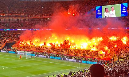 Οι οπαδοί της Ντόρτμουντ έκαναν τη νύχτα μέρα στο Λονδίνο στο ημίχρονο του τελικού ανάβοντας δεκάδες φωτοβολίδες!