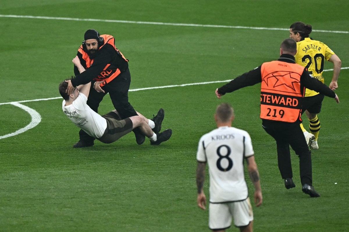 Τελικός Champions League: Ο Ζάμπιτσερ βοήθησε να πιάσουν έναν εισβολέα