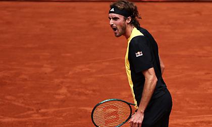 Χόρεψε στο «Suzanne-Lenglen» και προκρίθηκε πανηγυρικά στα προημιτελικά του Roland Garros ο Τσιτσιπάς!