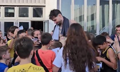 Παίκτες του Παναθηναϊκού μοίρασαν αυτόγραφα και φωτογραφήθηκαν με μικρούς φίλους του Άρη έξω από το Αλεξάνδρειο