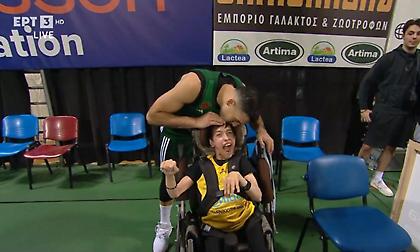 Υπέροχη στιγμή στο Αλεξάνδρειο με τον Σλούκα και μικρό φίλο του Άρη