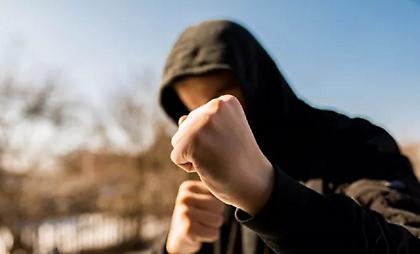 Πέντε συλλήψεις ανηλίκων για ληστείες σε Καλλιθέα και Άγ. Παντελεήμονα