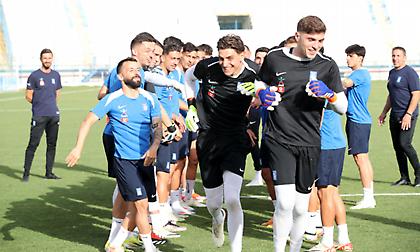 Χαμόγελα και φατούρο στους πρωτάρηδες στη σημερινή προπόνηση της Εθνικής Ελλάδας!