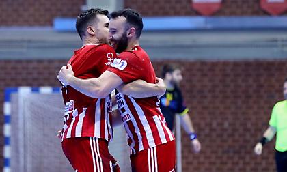 Ολυμπιακός: «Ο Θρύλος νίκησε την ΑΕΚ και τη… διαιτησία»