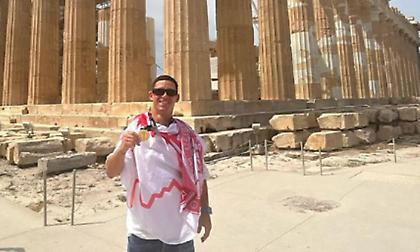 Στην Ακρόπολη με το μετάλλιο του Conference και τη σημαία του Ολυμπιακού ο Ποντένσε!