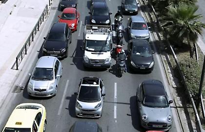 Τροχαίο στην Εκάλη και ακινητοποίηση στη Λεωφόρο Κηφισού δυσκολεύουν τους οδηγούς