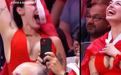 Σάλος στην Τουρκία για πλάνο με το βαθύ ντεκολτέ φιλάθλου σε αγώνα βόλεϊ