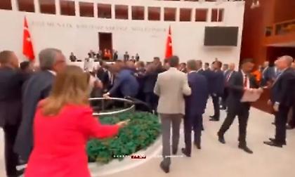 Τουρκία: Επεισόδια στην Εθνοσυνέλευση μεταξύ βουλευτών του Ερντογάν και του φιλοκουρδικού DEM (vid)