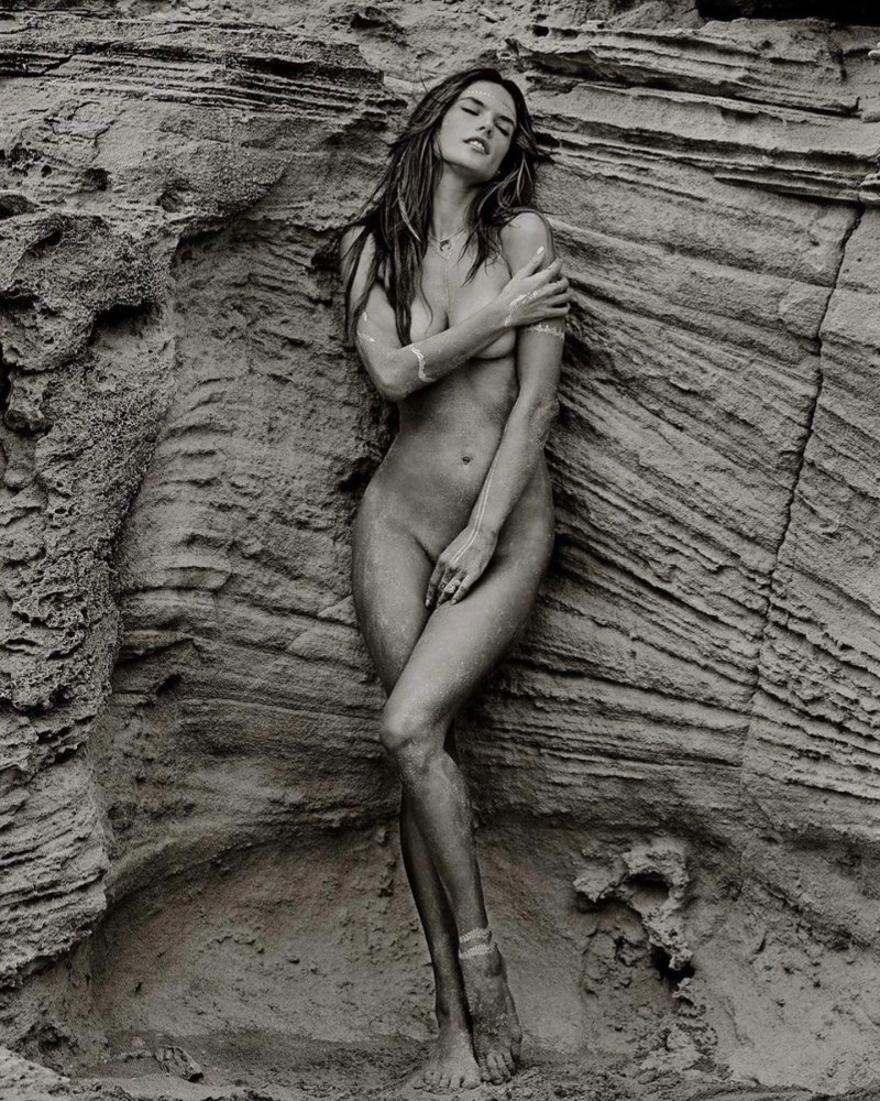 Alessandra Ambrosio: Ποζάρει γυμνή στο εξώφυλλο της «Vogue» μπροστά από έναν καταρράκτη