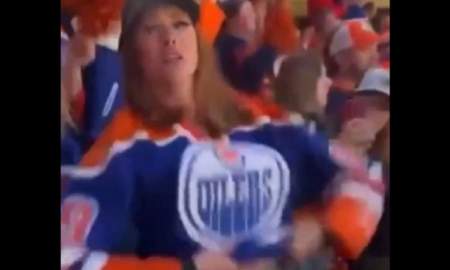 Χόκεϊ: Οπαδός έβγαλε το στήθος της και τη ζητούν ερωτικές σελίδες