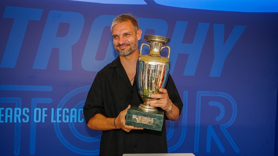 TROPHY TOUR powered by OPAP: Κοσμοσυρροή για το τρόπαιο του Euro 2004